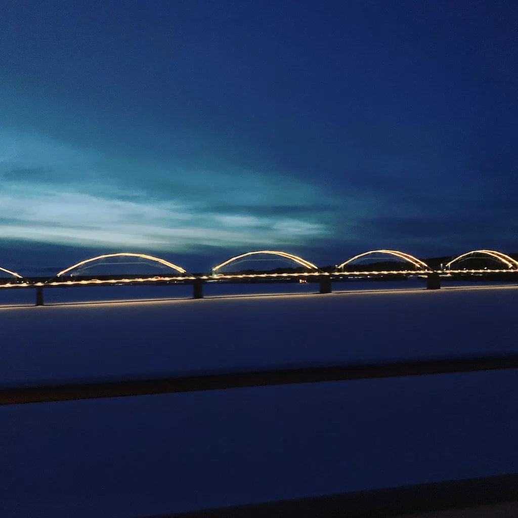 Brücke Schweden bei Morgendämmerung in Richtung Nordnorwegen