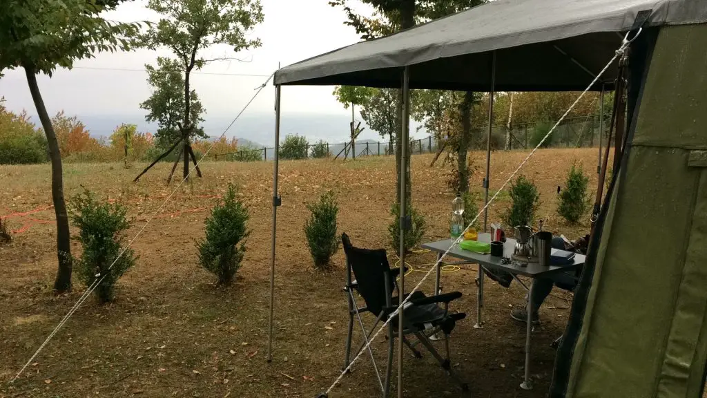 Zelten im Regen auf dem Agricampeggio Le Carbonaie