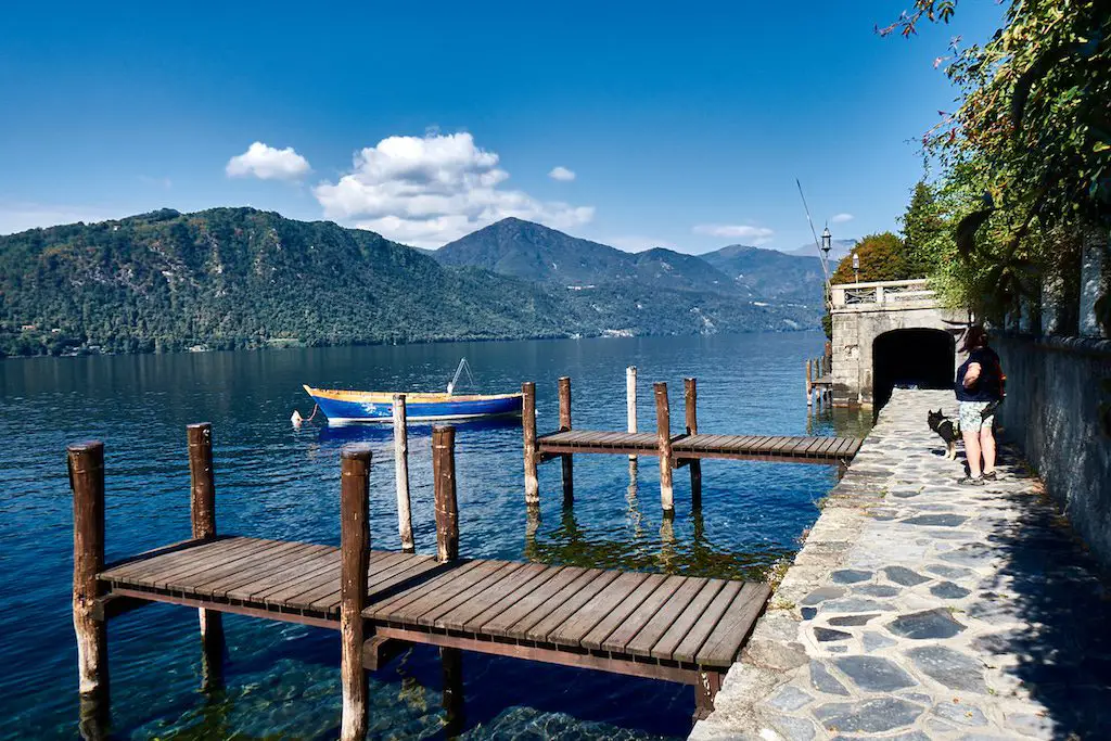 Blauer Himmel über dem Ortasee