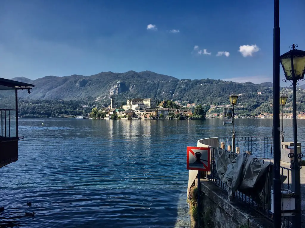 Blick auf die Isola San Giulio vom Piazza Motta aus