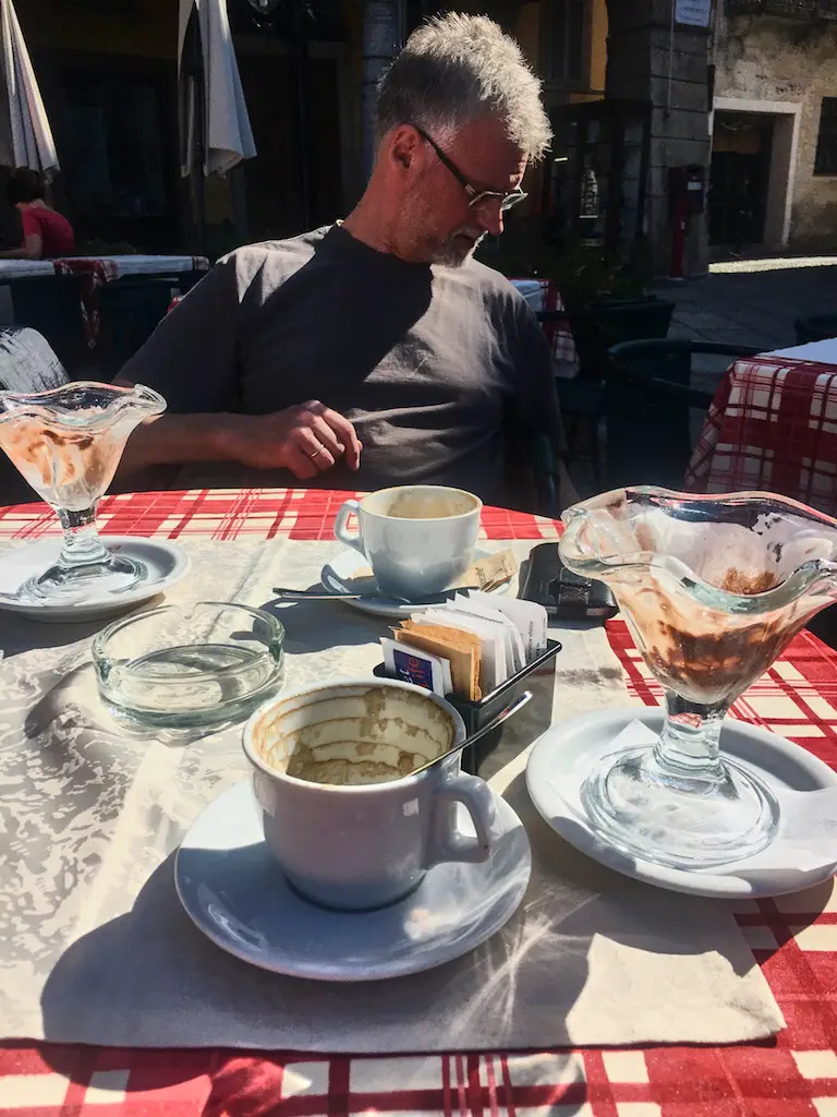 Ein Eis und einen Cappuccino auf dem Piazza Motta