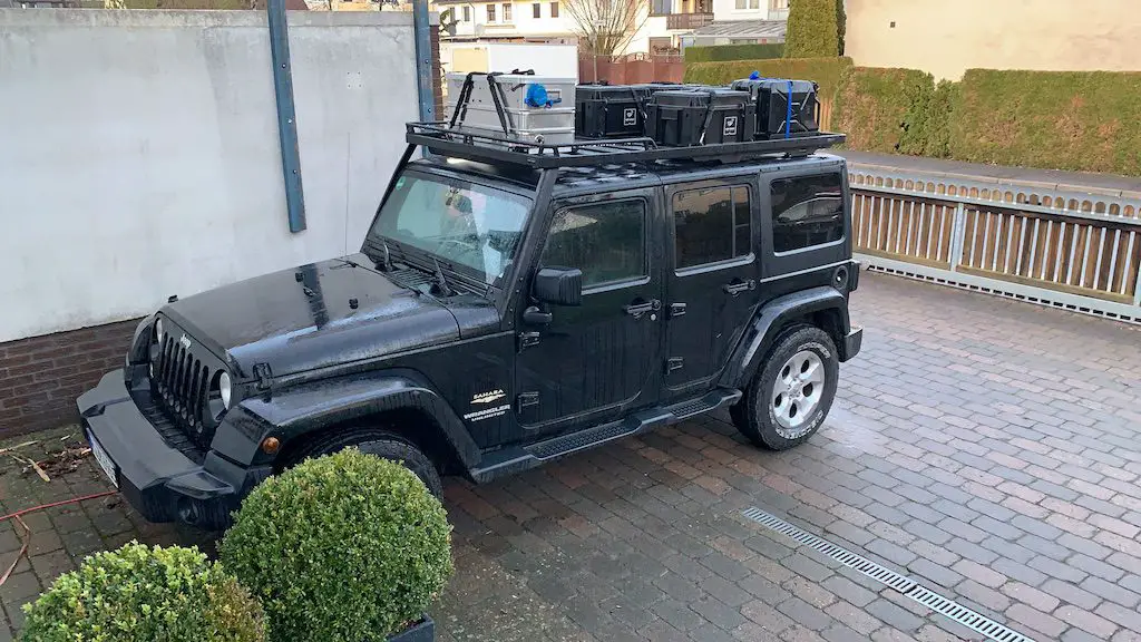 Jeep Wrangler vorbereitet auf den Winterroadtrip