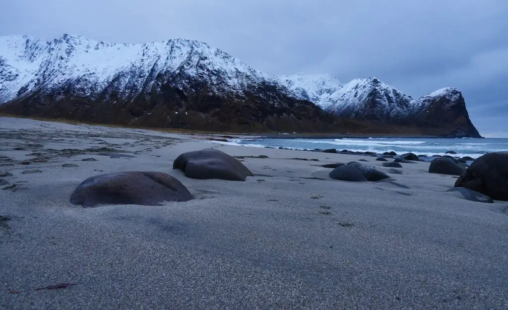 Steine am Strand von Unstad