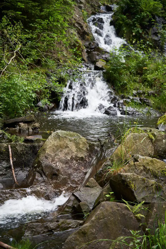 Wasserfall mit schneller Verschlusszeit