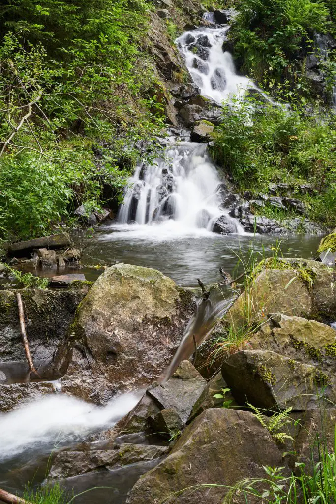 Wasserfall mit mittlerer Verschlusszeit