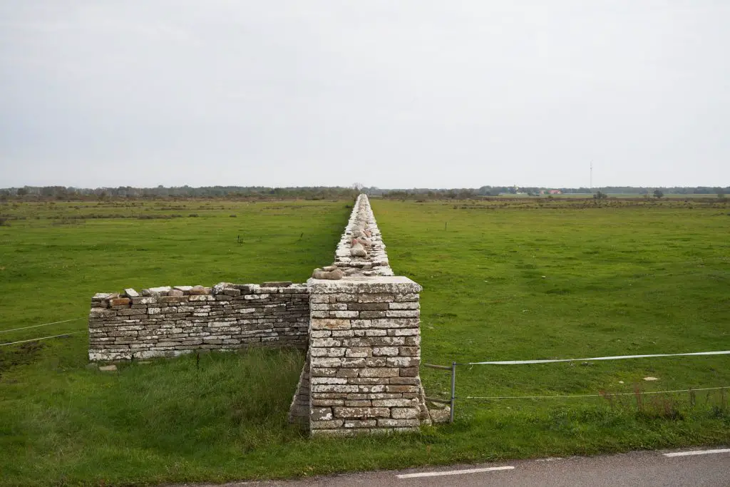 Die Mauer erstreckt sich quer über den Süden von Öland