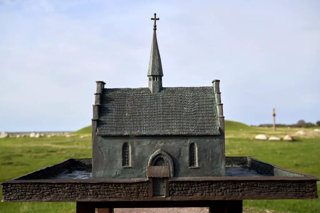 Bronzeabbildung der St. Johannes Kapelle auf Öland