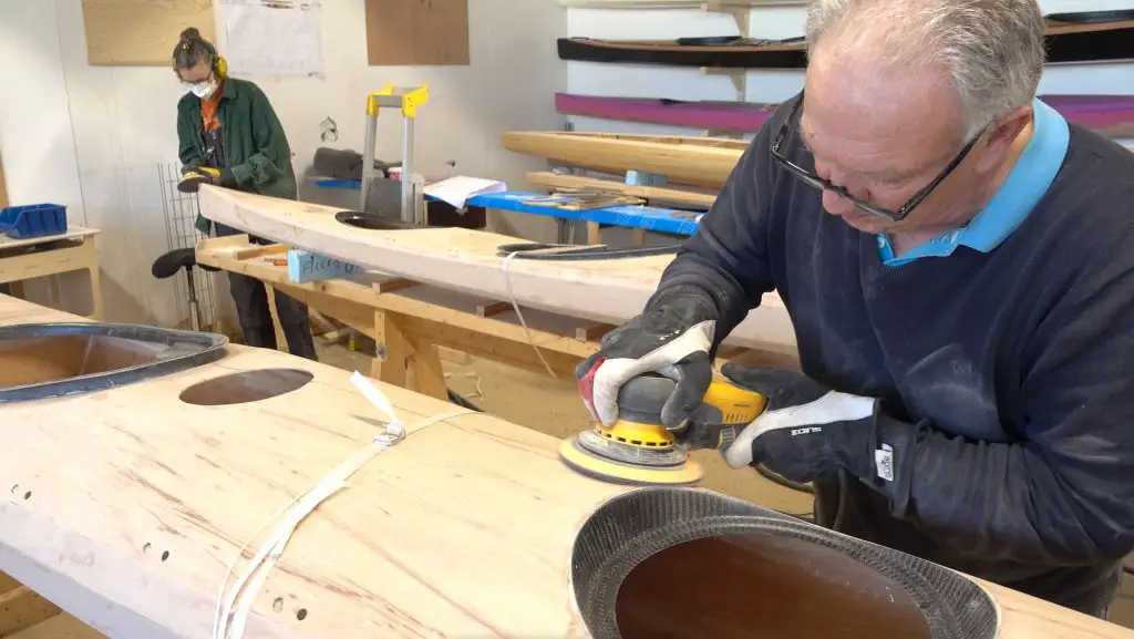 Deck schleifen beim Kajak selber bauen