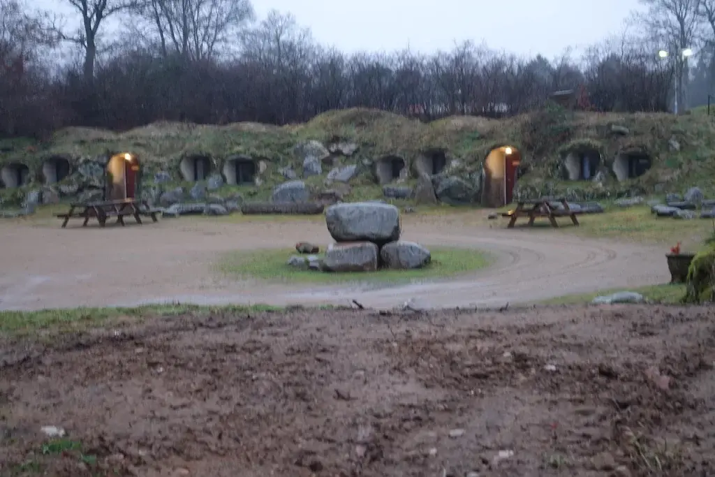 Hobbithölen auf Grottbyn Camping