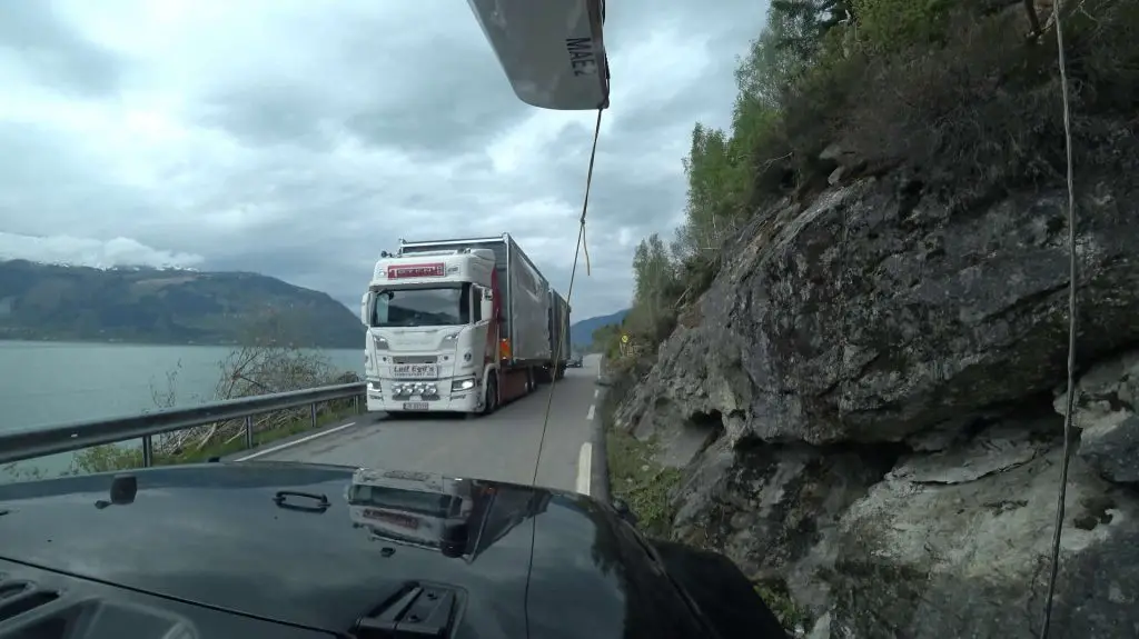 LKW mit Überbreite auf der 13