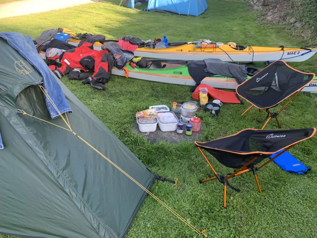 Mit dem Kajak auf dem Anslet Strand Camping zelten