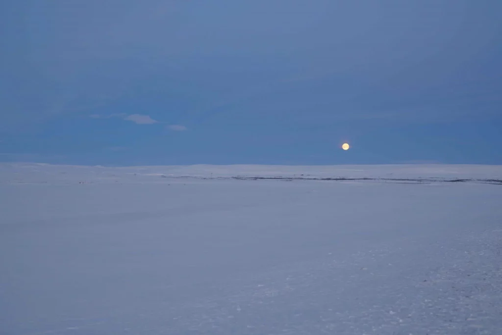 Mond über den Schneefeldern