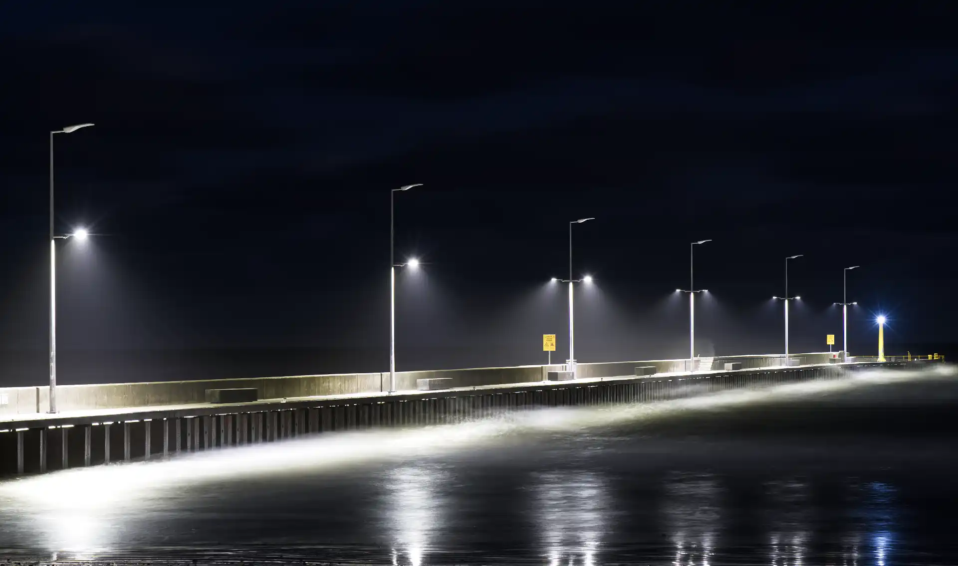 Lökken Mole bei Nacht