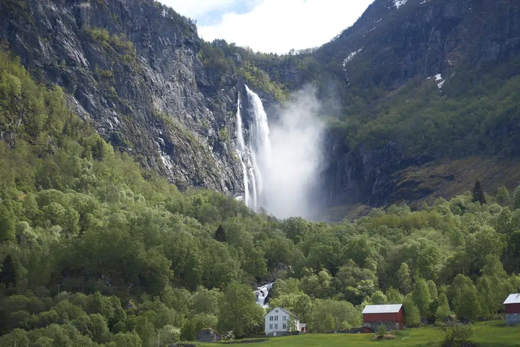 Der Feigumfossen am Lustrafjord