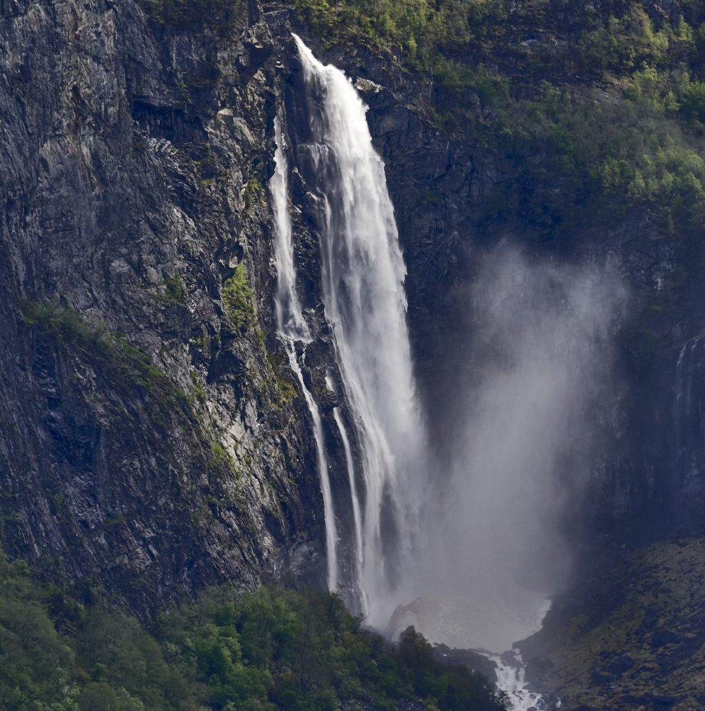 Feigumfossen durchs Tele fotografiert