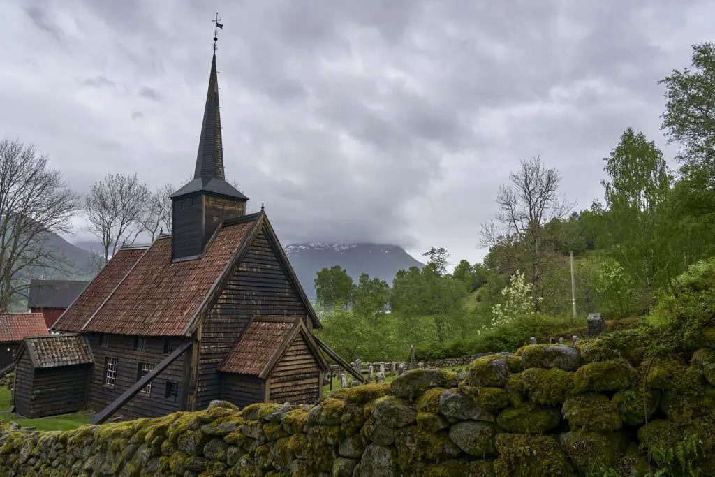 Rødven Stabkirche mit Mauer