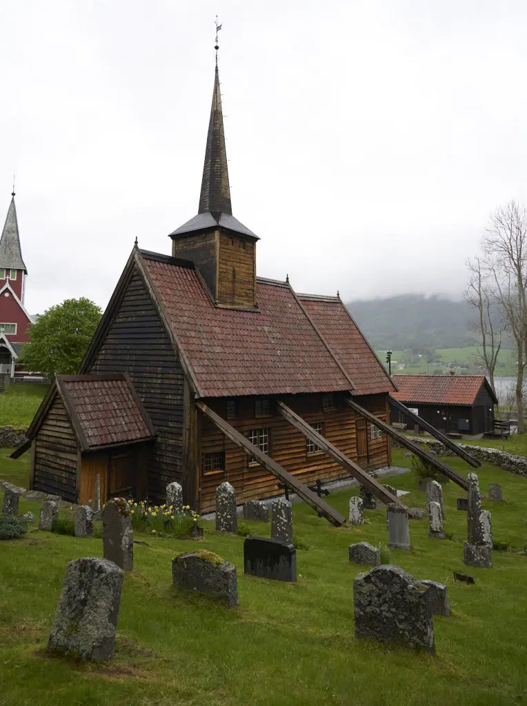 Rødven Stabkirch mit Friedhof