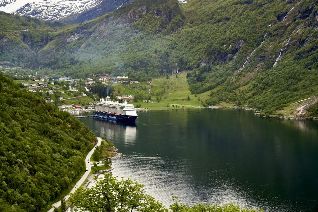 Kreuzfahrtschiff im Geirangerfjord