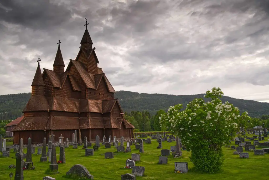 Heddal Stabkirche im Mai