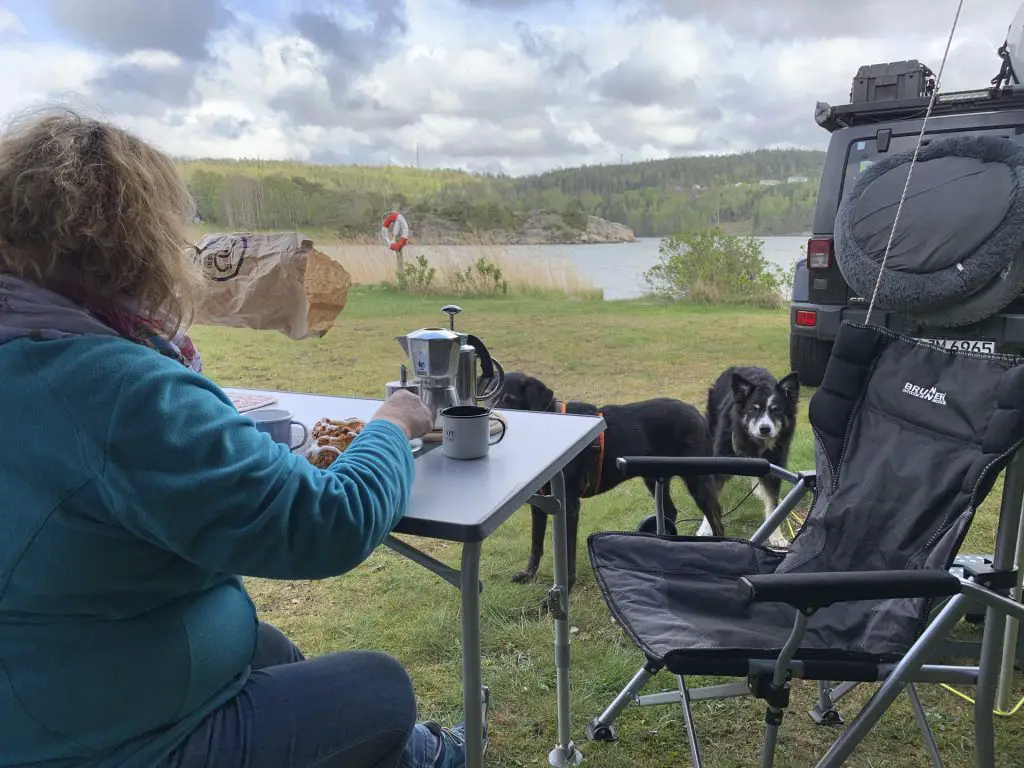 Cappuccino nach dem Zeltaufbau