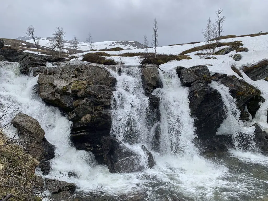 Wasserfall am Hotel Turtagrø