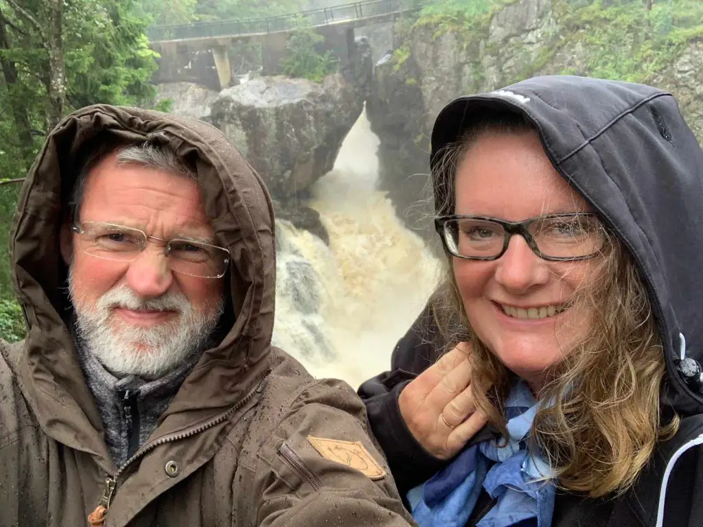 Kvåsfossen im Regen