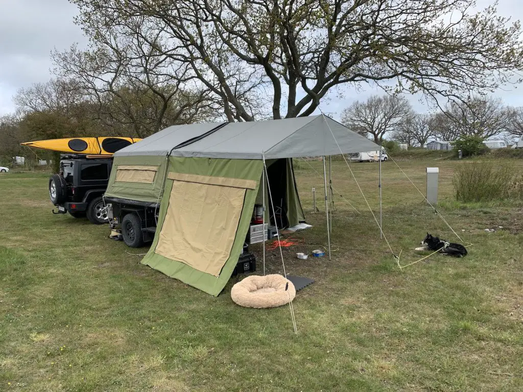 Mit Zeltanhänger auf dem Møn Strand Camping