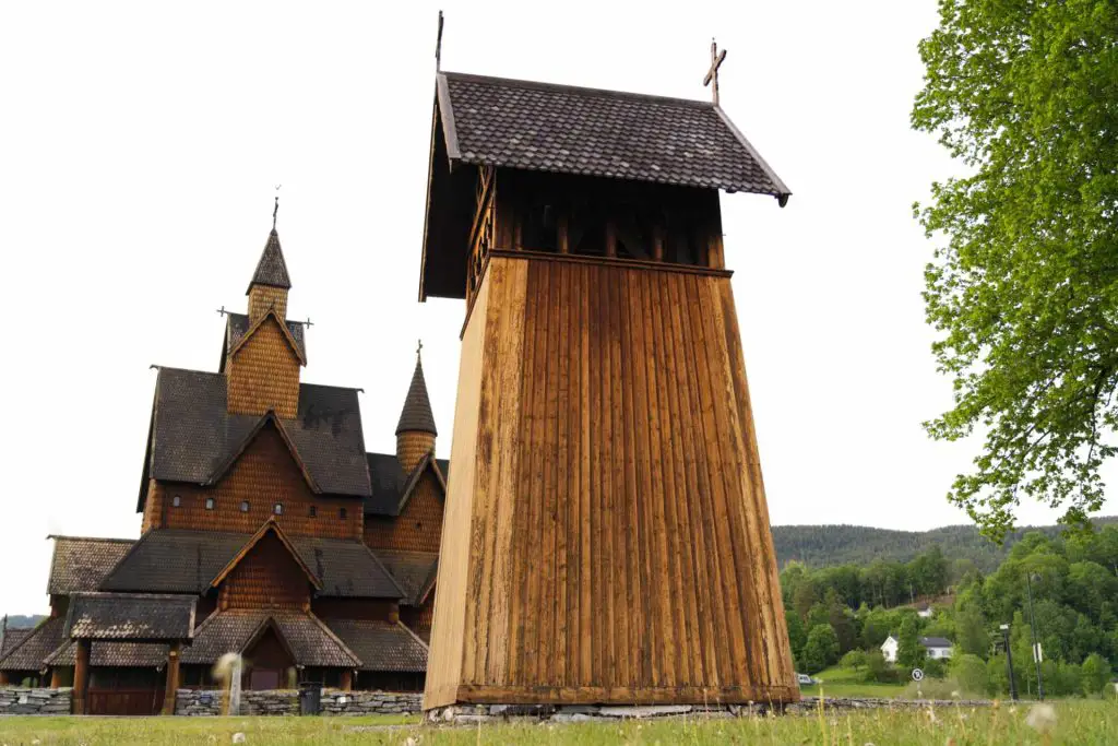 Stabkirche von Heddal mit Glockenturm