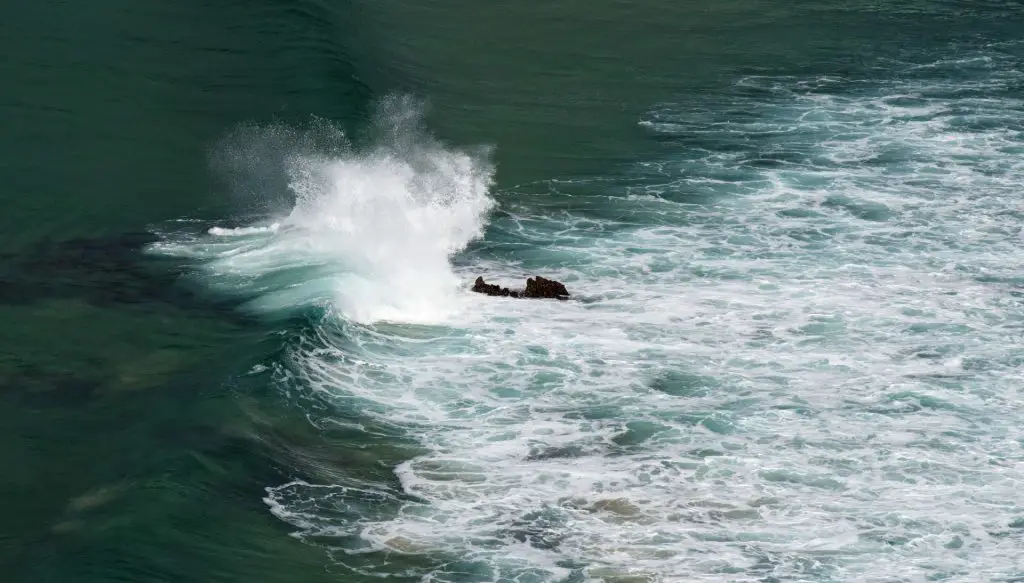 Brechende Welle vor der Algarve